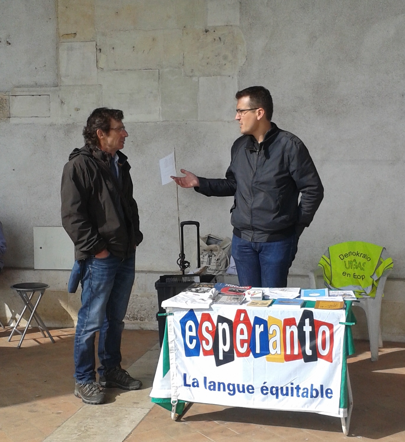 stand espérantiste aux journées de la transition