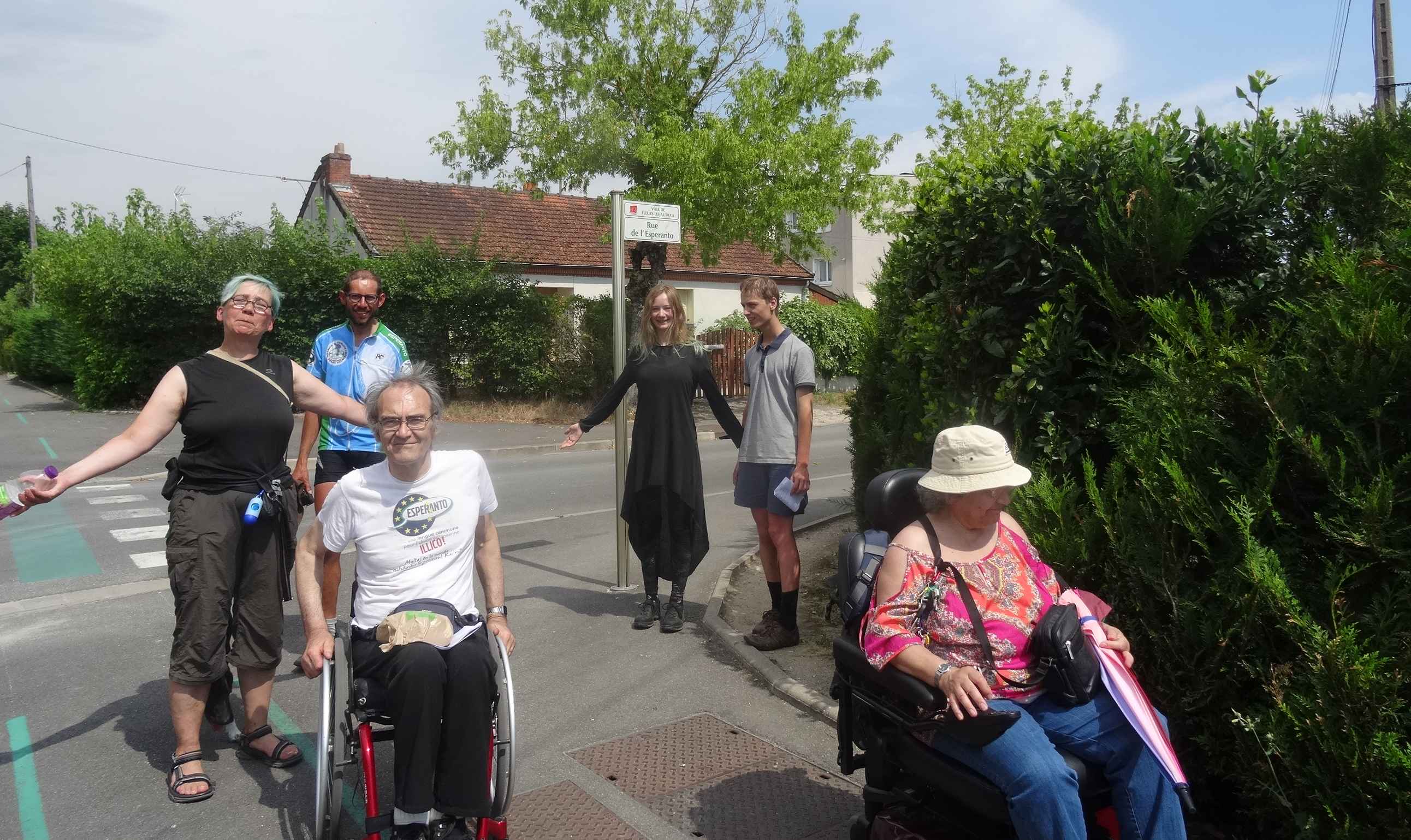 [JPG] En juin 2018, avec quatre esperantistes étrangers, rue de l'esperanto, à Fleury