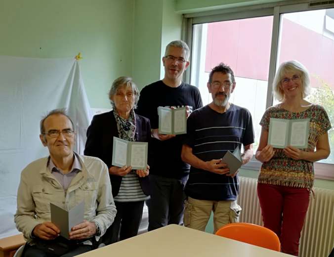 [JPG] Les diplômes aux candidats (une absente est représentée par l'examinateur)